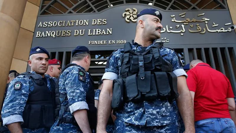 أزمة اقتصاد لبنان - ما قصة احتجاز رهائن في بنك