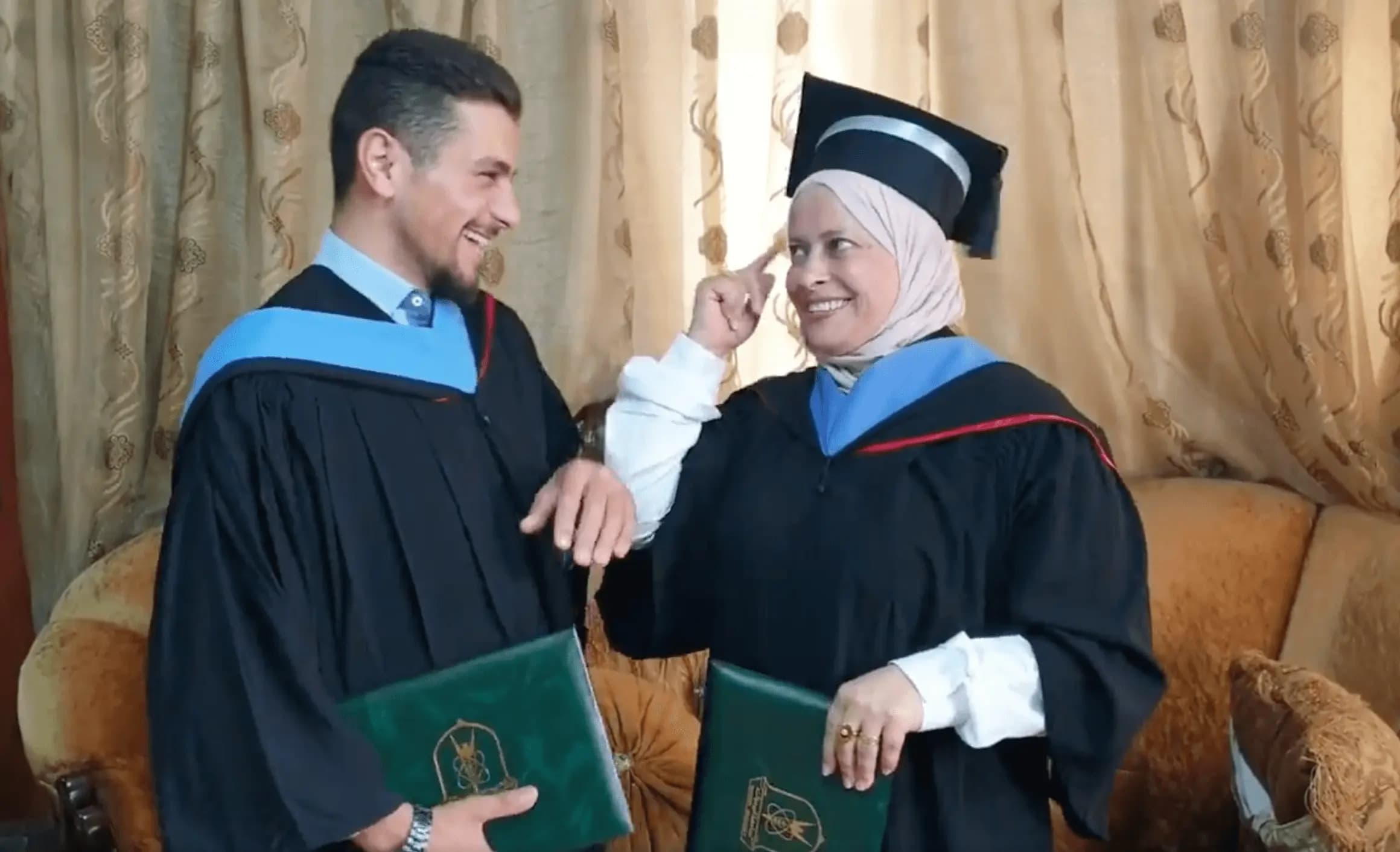 الأردن - تخرج أم وابنها من الجامعة سويا بدرجة الماجستير