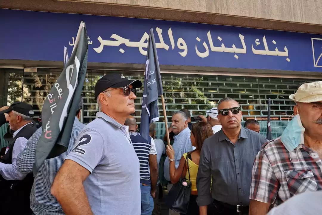 أزمة اقتصاد لبنان - لبنانية مسلحة تقتحم بنك من أجل علاج أختها