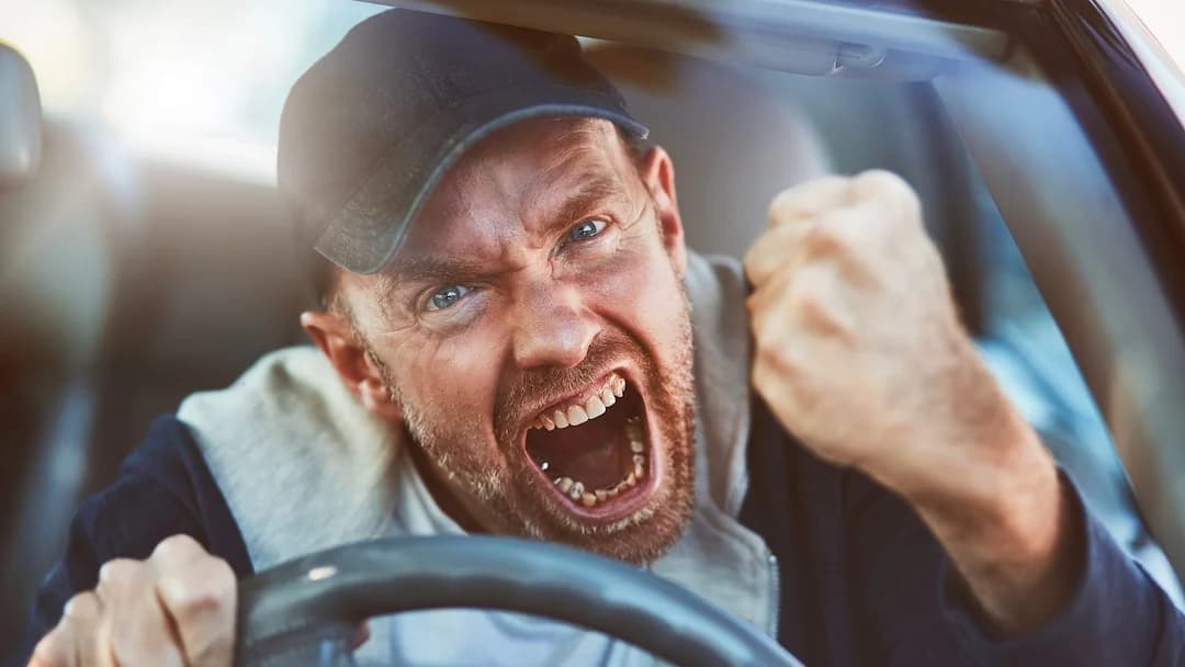 غضب الطريق بين رجلين يتسبب في إصابة ابنتيهما بالرصاص
