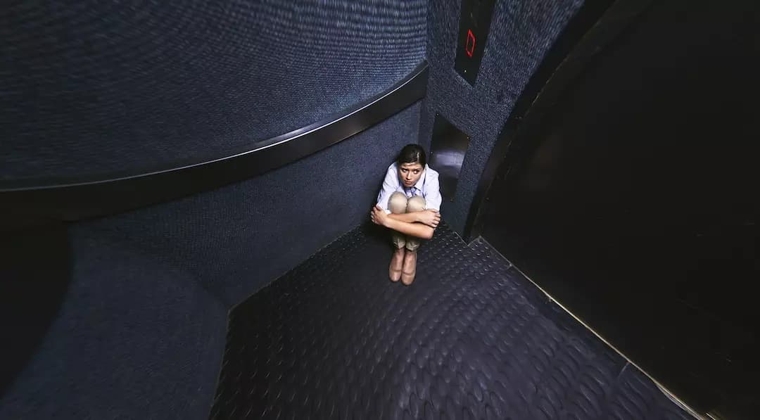 فيديو يحبس الأنفاس لامرأة صينية تنجو من الموت بأعجوبة بعد أن علقت داخل المصعد