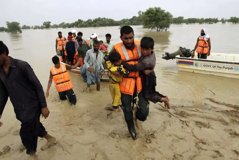 آخر المستجدات حول كارثة فيضانات الباكستان - فرق الإنقاذ خلال مساعدة المتضررين