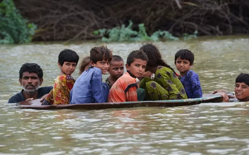 شكاوى وتصريحات عن الفيضانات في باكستان - أب في محاولة لإنقاذ أطفاله من الغرق