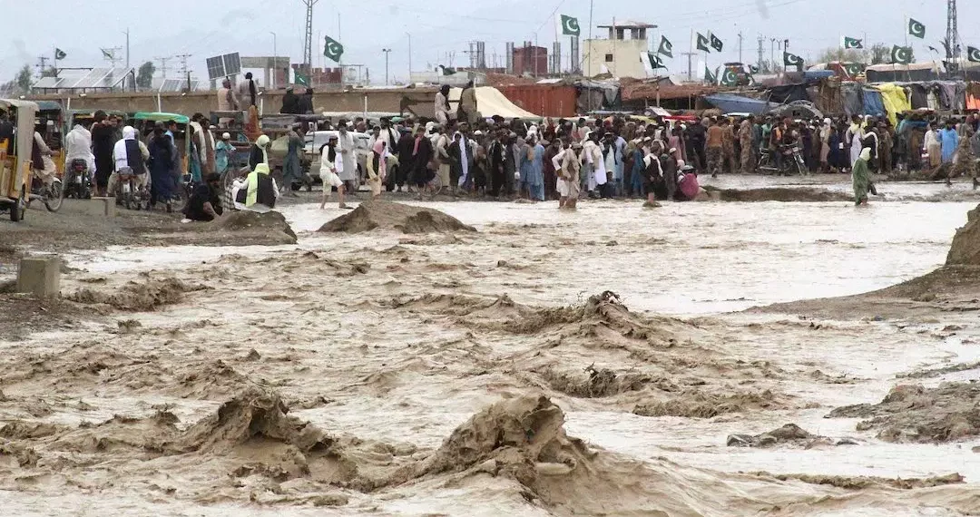 فيضانات الباكستان - غرق ثلث الدولة تحت سيول المياه