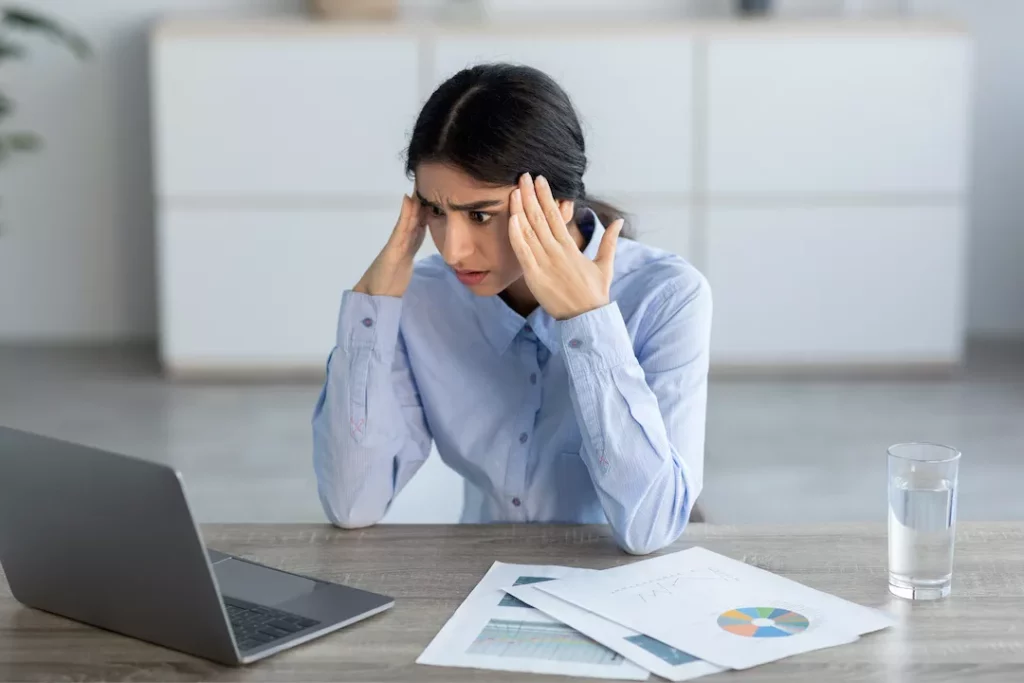 أعراض تدهور الصحة النفسية للموظف تشمل التوتر والقلق الشديدين