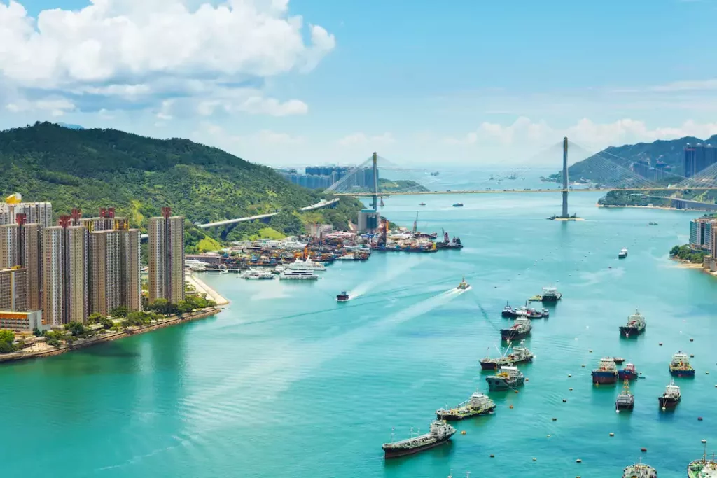 هونغ كونغ من العزلة إلى الانفتاح السياحي