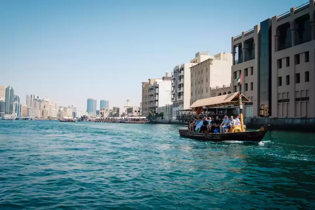 التنقل البحري عبر مركب العبرة في خور دبي