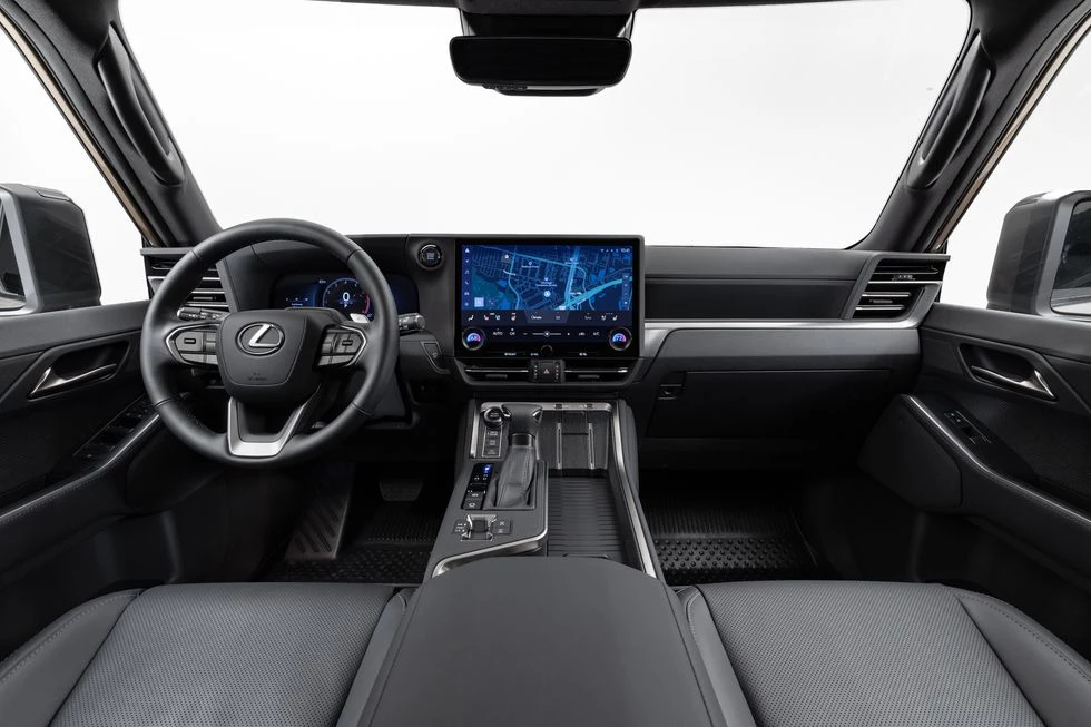 مقصورة الركاب الأمامية تضم شاشة رقمية للنظام للترفيهي وشاشة رقمية للتحكم في القيادة