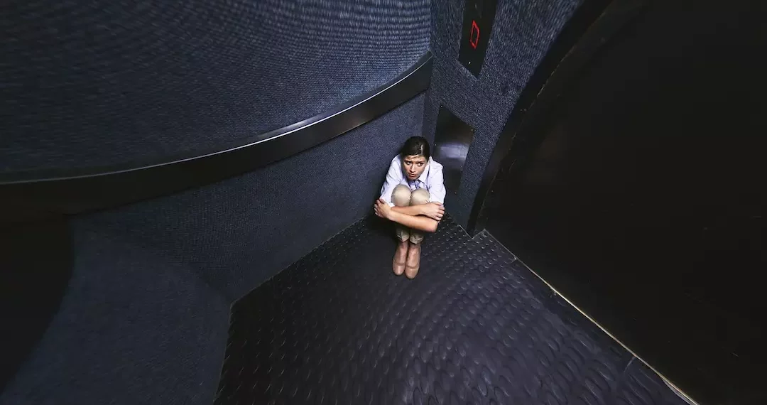 فيديو يحبس الأنفاس لامرأة صينية تنجو من الموت بأعجوبة بعد أن علقت داخل المصعد