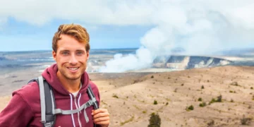 ثوران بركاني هائل يحول أيسلندا إلى متنزه سياحي لمحبي المغامرات