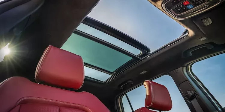 فتحة السقف البانورامية في سيارة جيب واجونير إس الكهربائية 2024